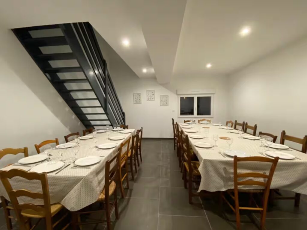 Salle à manger, 22 places. L'escalier permet d'accéder au dortoir.