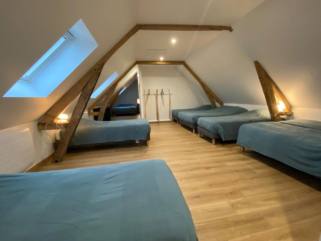 Dortoir de 10 couchages avec salle de bain et WC.