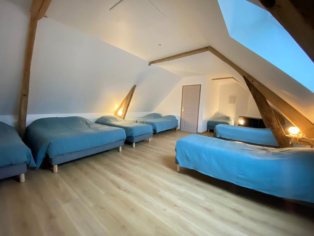 Grand dortoir de 10 couchages.