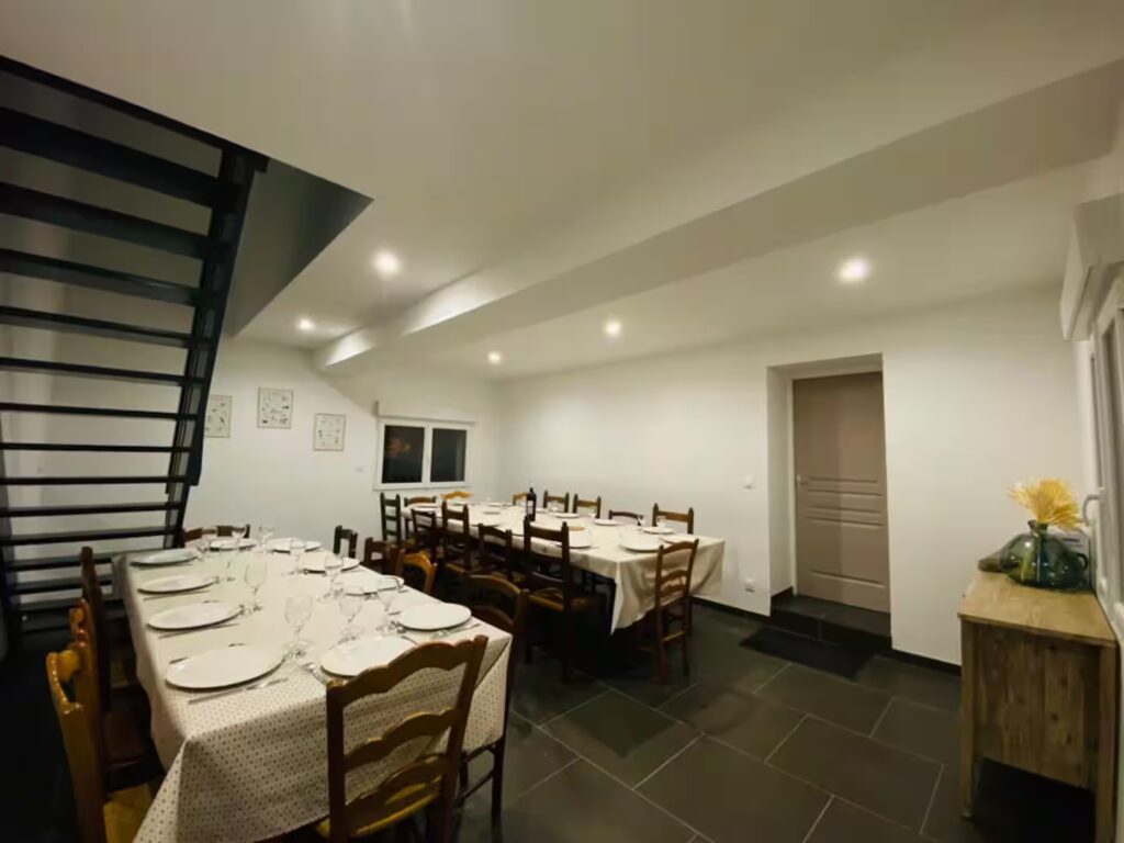 Salle à manger attenante à la cuisine. La porte du fond permet d'accéder à la buanderie/vestiaire.